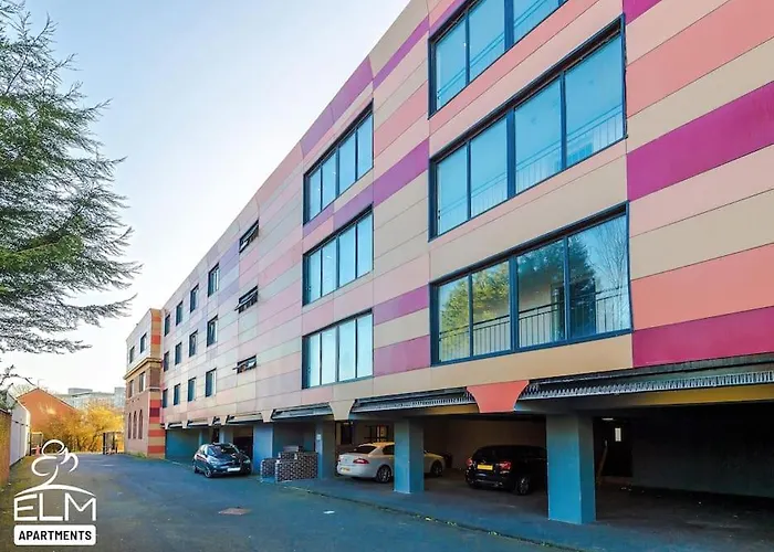 Luxurious 1-Bedroom Apartment, Sleeps 4, Free Parking